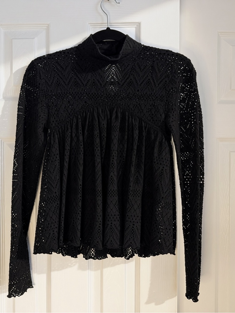 Free People BEACH - Black Long-Sleeve Swim Tee - mock Neck